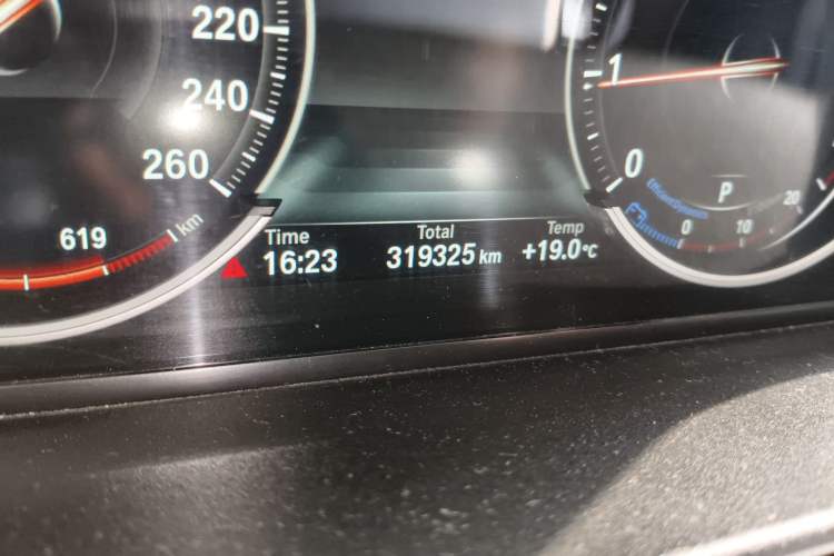 Used BMW 5 Series 2014 535Li Leading Model Odometer Close Up