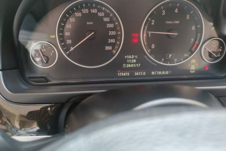 Used BMW 5 Series 2014 528Li Leading Model Odometer Close Up