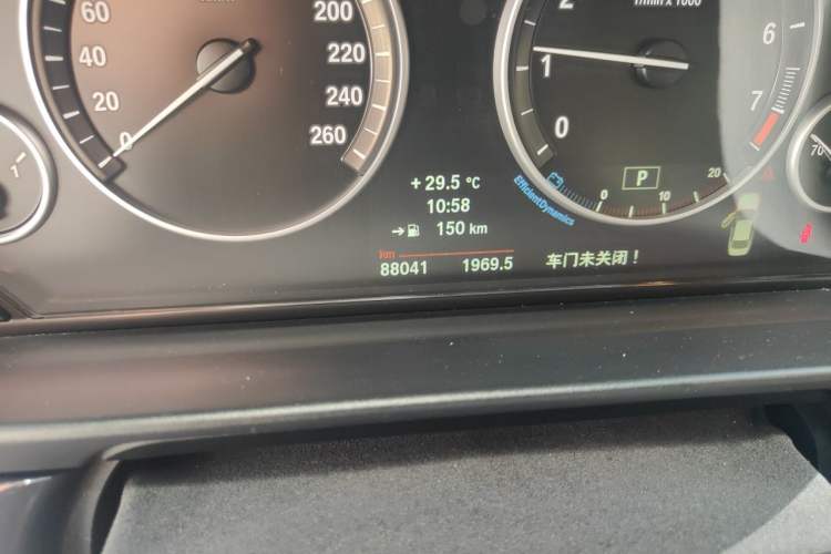 Used BMW 5 Series 2014 520Li Elegant Model Odometer Close Up