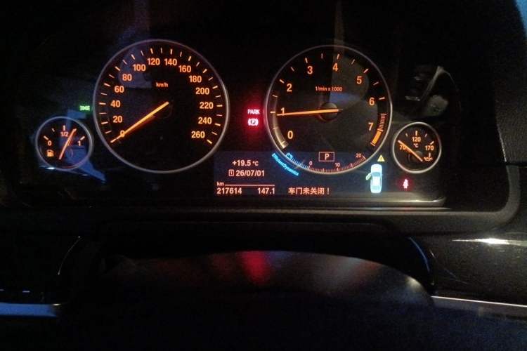Used BMW 5 Series 2014 520Li Elegant Model Odometer Close Up