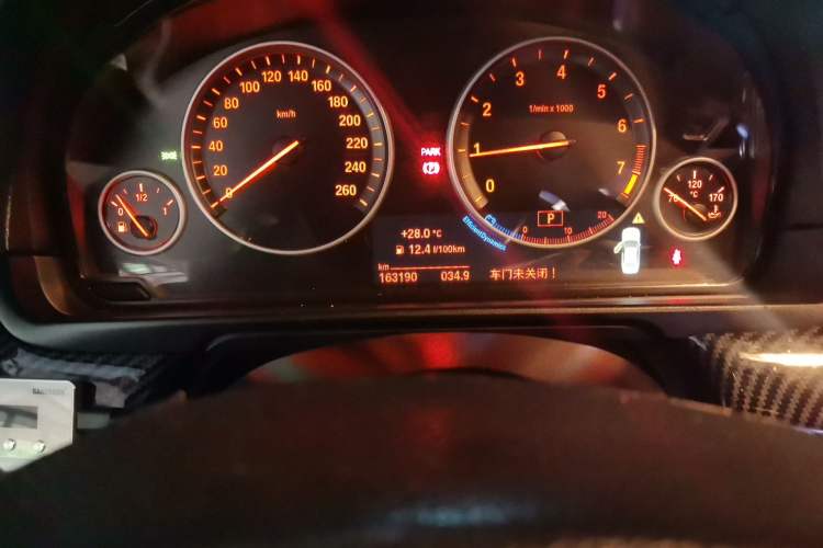 Used BMW 5 Series 2014 525Li Luxury Design Package Odometer Close Up