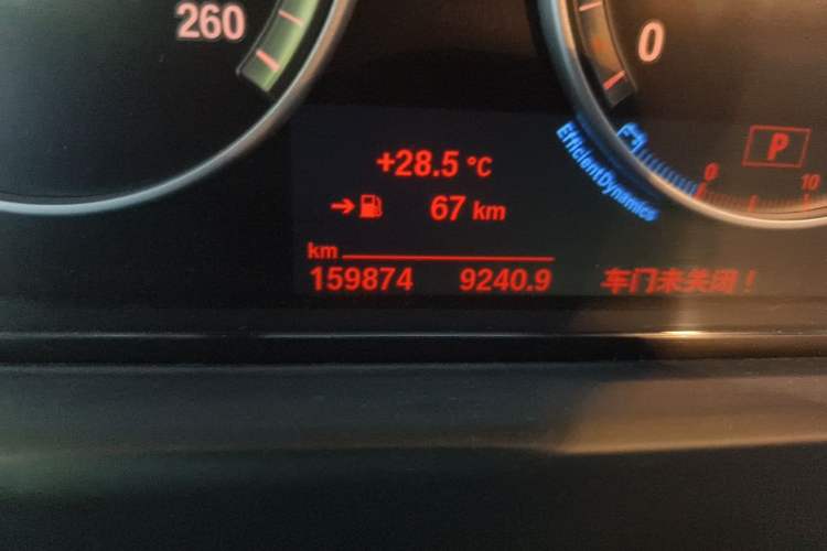 Used BMW 5 Series 2014 520Li Elegant Model Odometer Close Up