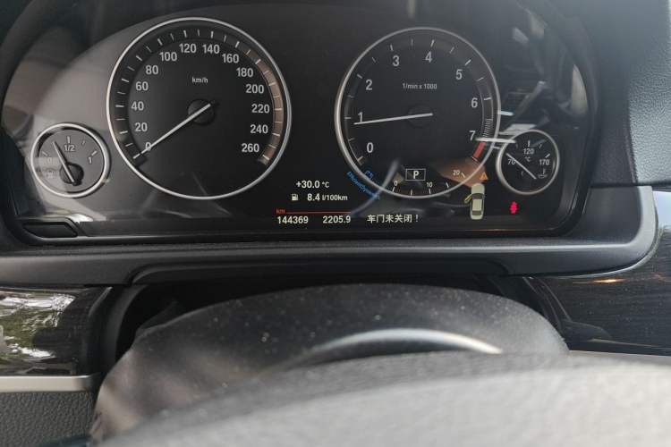Used BMW 5 Series 2014 525Li Luxury Design Package Odometer Close Up