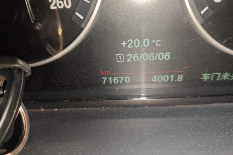 Used BMW 5 Series 2014 520Li Elegant Model Odometer Close Up