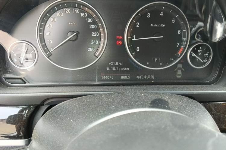 Used BMW 5 Series 2014 525Li Leading Model Odometer Close Up