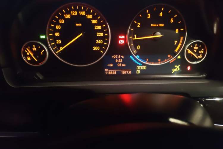 Used BMW 5 Series 2014 525Li Leading Model Odometer Close Up