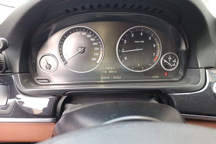 Used BMW 5 Series 2014 520Li Elegant Model Odometer Close Up