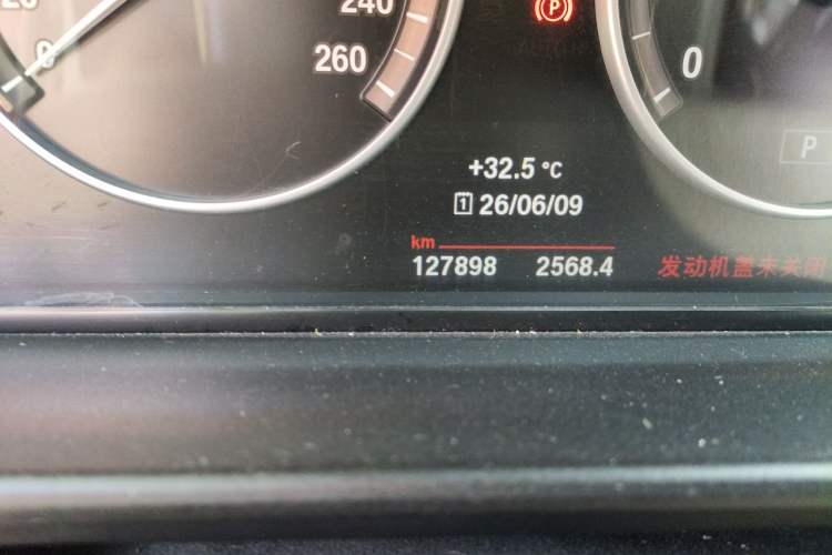 Used BMW 5 Series 2014 520Li Elegant Model Odometer Close Up