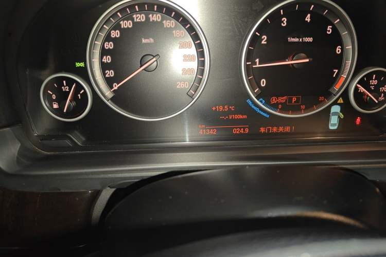 Used BMW 5 Series 2014 525Li Leading Model Odometer Close Up