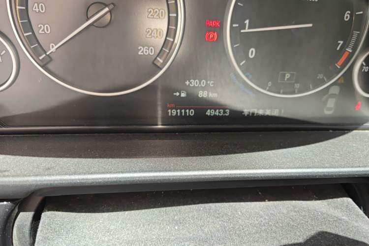 Used BMW 5 Series 2014 520Li Elegant Model Odometer Close Up