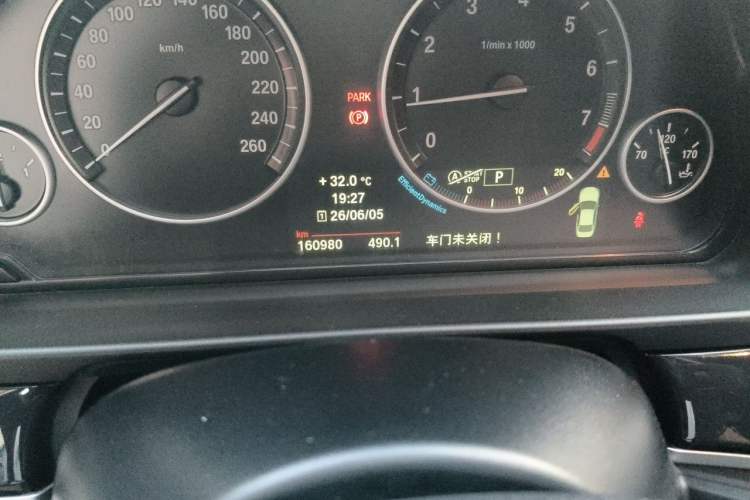 Used BMW 5 Series 2014 520Li Elegant Model Odometer Close Up
