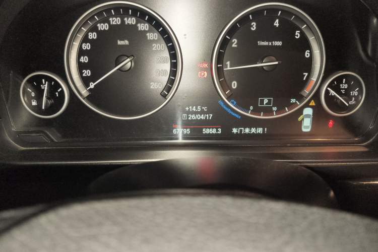 Used BMW 5 Series 2014 520Li Elegant Model Odometer Close Up