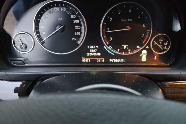 Used BMW 5 Series 2014 525Li Luxury Design Package Odometer Close Up
