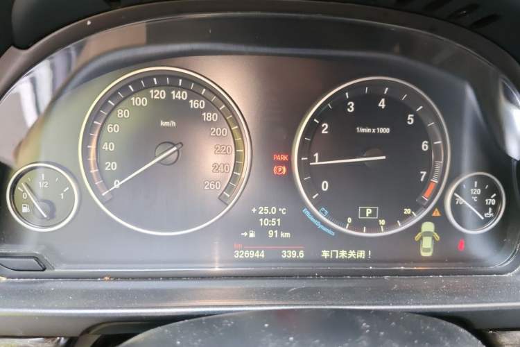 Used BMW 5 Series 2014 525Li Luxury Design Package Odometer Close Up
