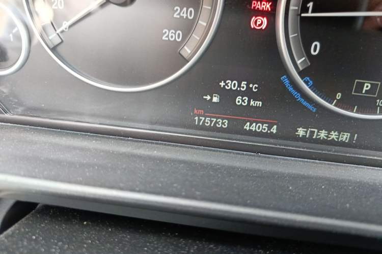 Used BMW 5 Series 2014 525Li Leading Model Odometer Close Up