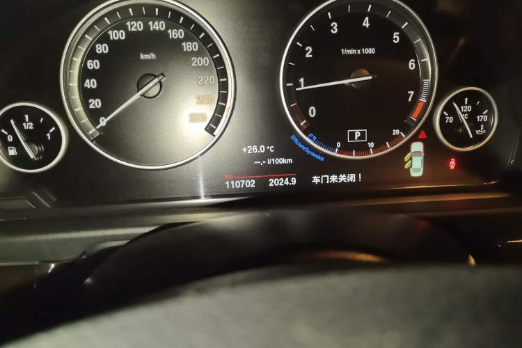 Used BMW 5 Series 2014 528Li Leading Model Odometer Close Up