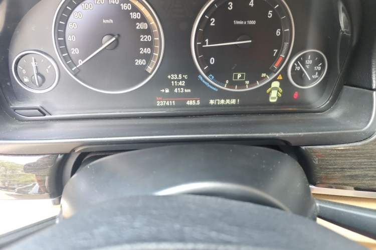 Used BMW 5 Series 2014 525Li Leading Model Odometer Close Up