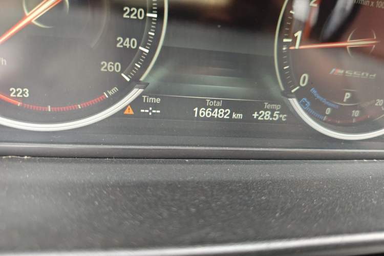 Used BMW 5 Series 2014 520Li Elegant Model Odometer Close Up