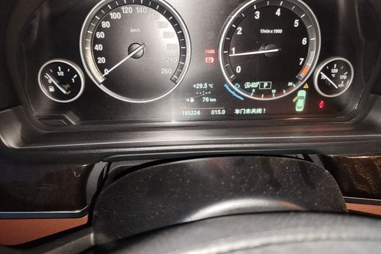 Used BMW 5 Series 2014 525Li Leading Model Odometer Close Up