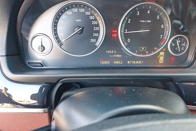 Used BMW 5 Series 2014 520Li Elegant Model Odometer Close Up