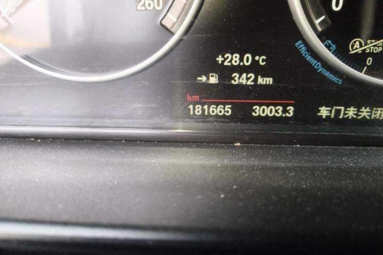 Used BMW 5 Series 2014 525Li Leading Model Odometer Close Up