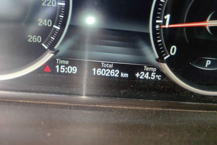 Used BMW 5 Series 2014 525Li Leading Model Odometer Close Up