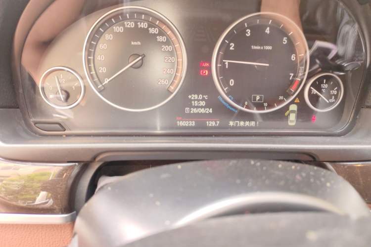 Used BMW 5 Series 2014 528Li Leading Model Odometer Close Up