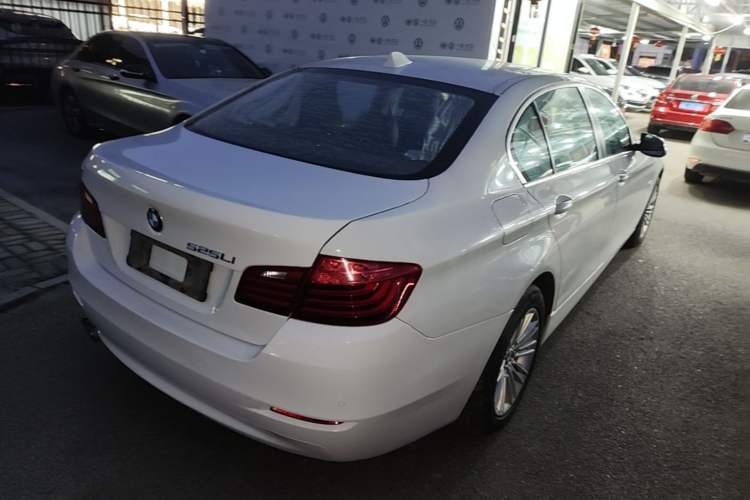 Used BMW 5 Series 2014 525Li Leading Model Rear Right 45 Deg