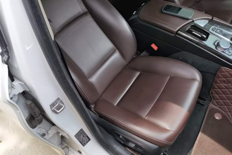 Used BMW 5 Series 2014 525Li Luxury Design Package Right Front Seat
