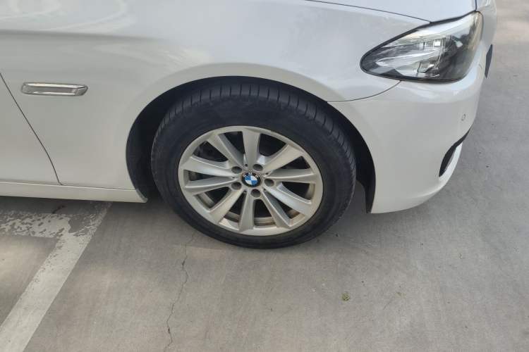 Used BMW 5 Series 2014 520Li Elegant Model Right Front Wheel Hub