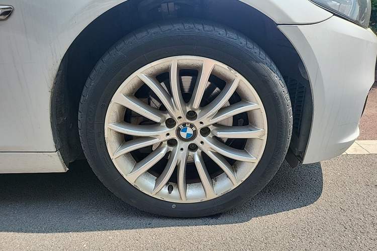 Used BMW 5 Series 2014 520Li Elegant Model Right Front Wheel Hub