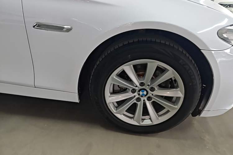 Used BMW 5 Series 2014 520Li Elegant Model Right Front Wheel Hub