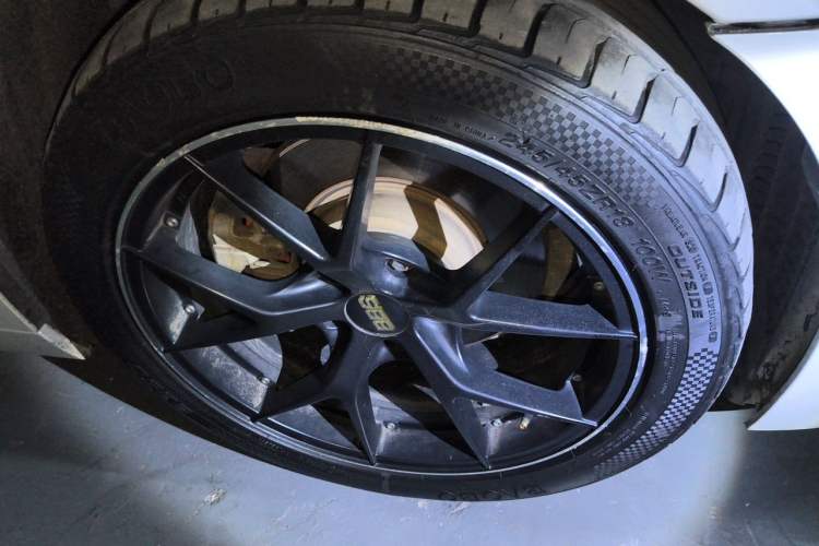 Used BMW 5 Series 2014 525Li Luxury Design Package Right Front Wheel Hub