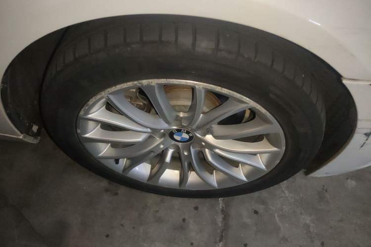 Used BMW 5 Series 2014 525Li Luxury Design Package Right Front Wheel Hub