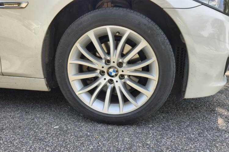 Used BMW 5 Series 2014 525Li Luxury Design Package Right Front Wheel Hub