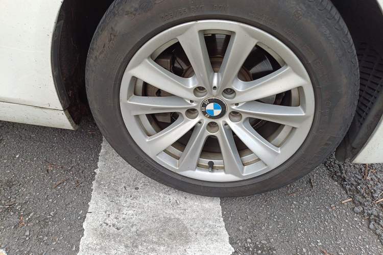 Used BMW 5 Series 2014 520Li Elegant Model Right Front Wheel Hub