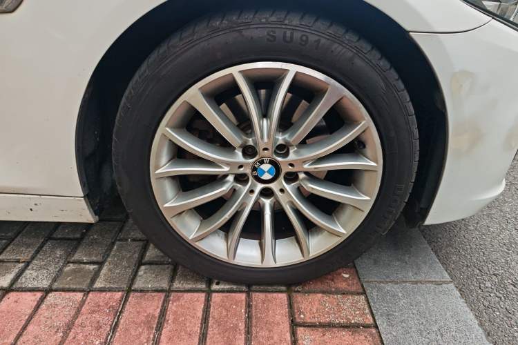Used BMW 5 Series 2014 525Li Luxury Design Package Right Front Wheel Hub