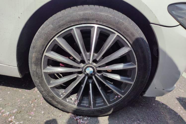 Used BMW 5 Series 2014 520Li Elegant Model Right Front Wheel Hub