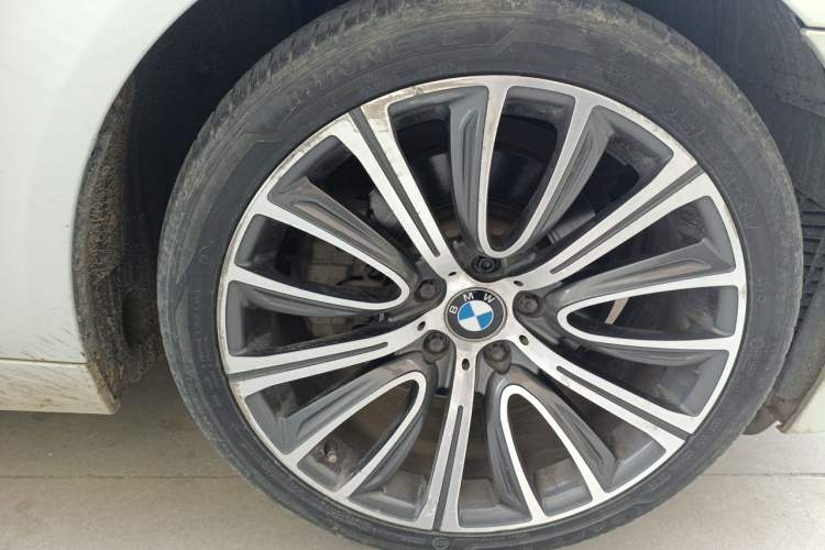 Used BMW 5 Series 2014 520Li Elegant Model Right Front Wheel Hub