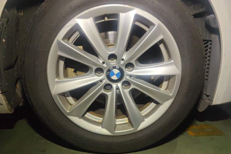 Used BMW 5 Series 2014 520Li Elegant Model Right Front Wheel Hub