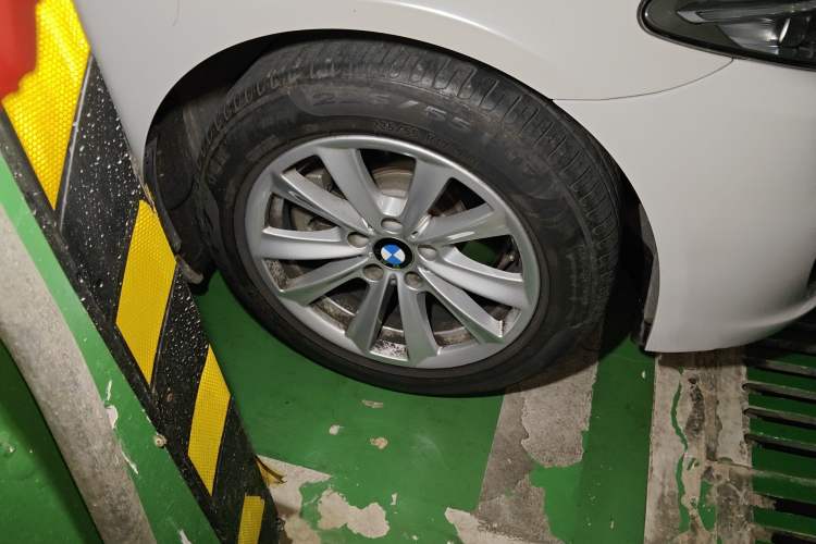 Used BMW 5 Series 2014 520Li Elegant Model Right Front Wheel Hub