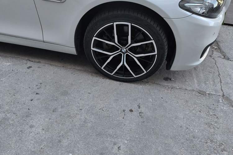 Used BMW 5 Series 2014 525Li Leading Model Right Front Wheel Hub