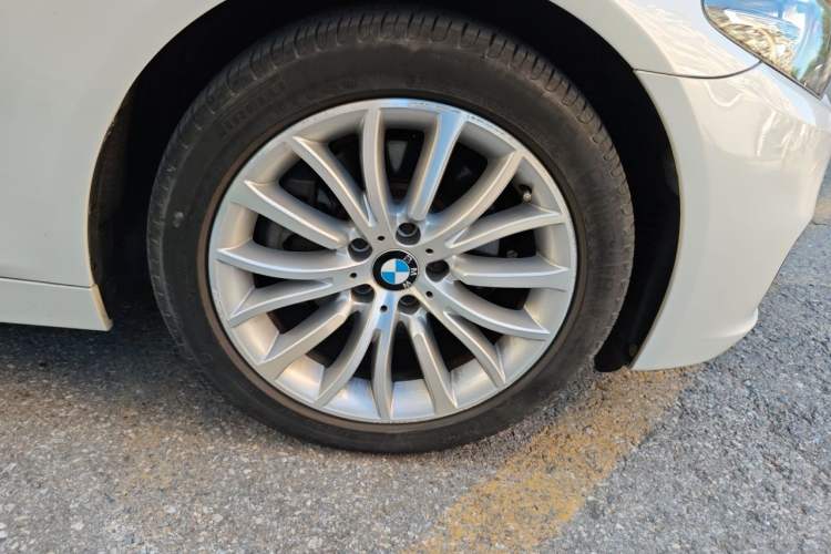 Used BMW 5 Series 2014 525Li Luxury Design Package Right Front Wheel Hub