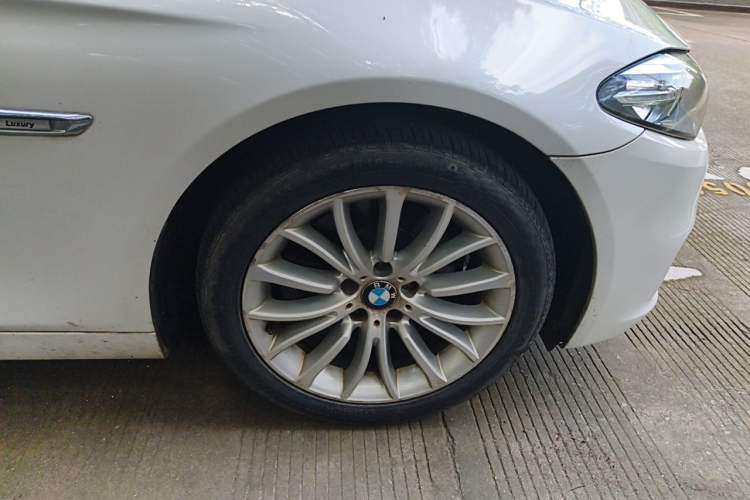 Used BMW 5 Series 2014 525Li Luxury Design Package Right Front Wheel Hub