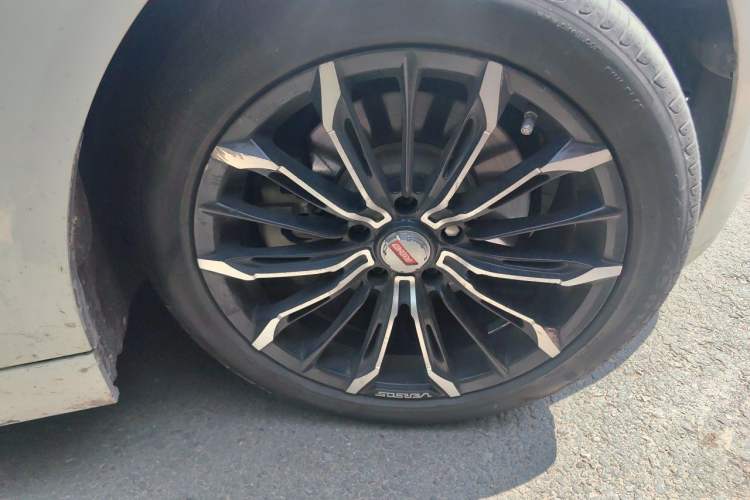 Used BMW 5 Series 2014 520Li Elegant Model Right Front Wheel Hub