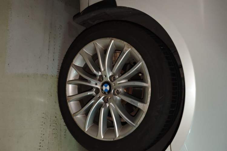 Used BMW 5 Series 2014 525Li Luxury Design Package Right Front Wheel Hub