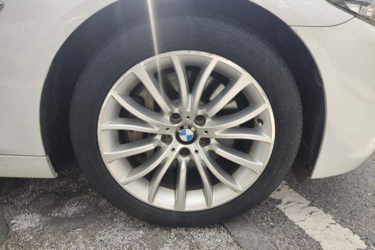 Used BMW 5 Series 2014 535Li Luxury Design Package Right Front Wheel Hub