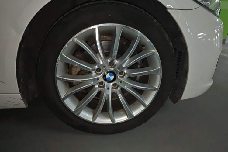 Used BMW 5 Series 2014 525Li Luxury Design Package Right Front Wheel Hub