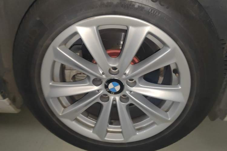 Used BMW 5 Series 2014 520Li Elegant Model Right Front Wheel Hub
