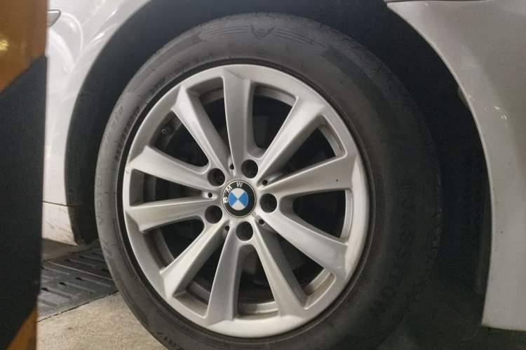 Used BMW 5 Series 2014 520Li Elegant Model Right Front Wheel Hub